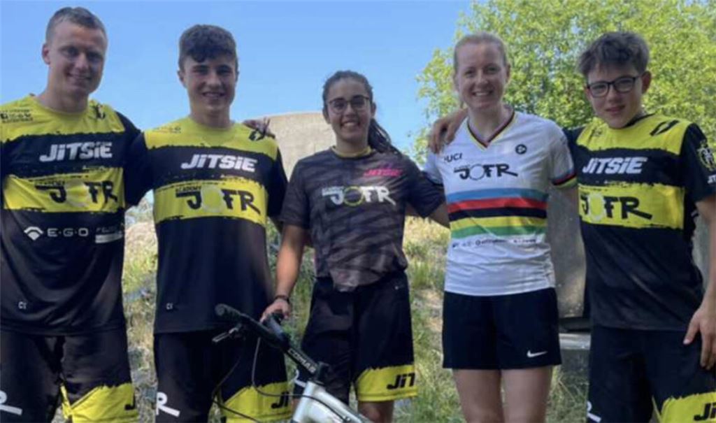 Das erfolgreiche JOFR Academy Racing Team mit Nina Reichenbach (Zweite v.re.) und Jonas Friedrich (li.). Foto: privat