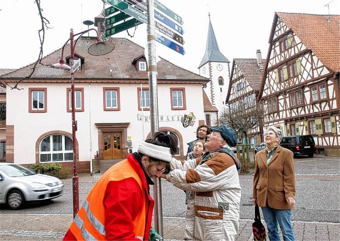 Das erste Edelstahlrohr ist im Boden versenkt: Ilse Beuchle (re.), Martin Pijak (hinten), Emma Luknar, Wolfgang und Katharina Torzewski (li.) freuen sich über die Hinweistafeln.