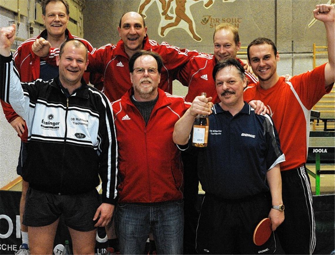 Das erste Herrenteam der TTA 08 Mühlacker mit Ralf Lamprecht, Klaus Sommer, Thomas Graf (vorne v. li.) sowie Udo Hahnenkratt, Stefan Dierolf, Michael Peschl und Dimitri Hecht (hinten v. li.) feiert die Meisterschaft in der Bezirksklasse. Foto: Fotomoment