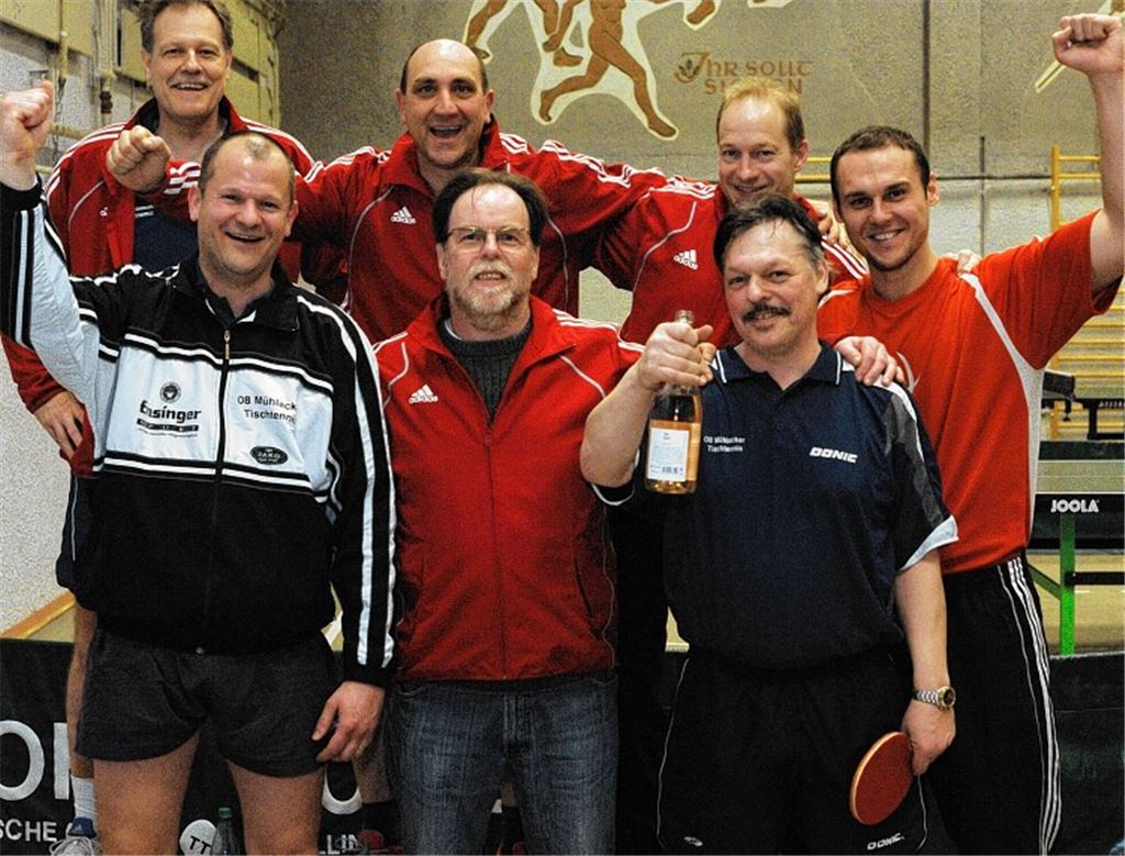 Das erste Herrenteam der TTA 08 Mühlacker mit Ralf Lamprecht, Klaus Sommer, Thomas Graf (vorne v. li.) sowie Udo Hahnenkratt, Stefan Dierolf, Michael Peschl und Dimitri Hecht (hinten v. li.) feiert die Meisterschaft in der Bezirksklasse. Foto: Fotomoment
