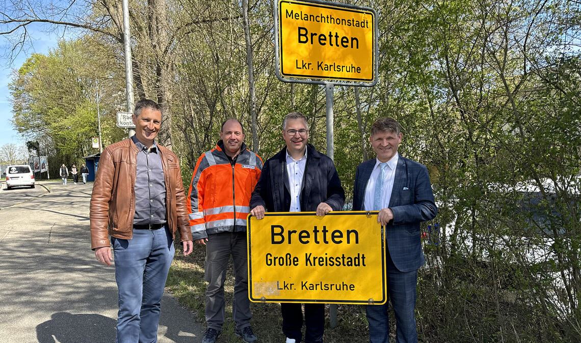 Bretten ist Stadt des Melanchthon Das erste Schild wird installiert: Rathauschef Nico Morast (2.v.re.) und Bürgermeister Michael Nöltner (re.) sind gemeinsam mit Ordnungsamtsleiter Ulrich Saur (li.) und dem Leiter des städtischen Bauhofs, Stefan Lipps, vor Ort. Foto: Reinold/Stadt Bretten