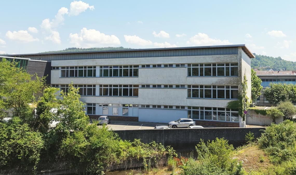Das erste und zweite Stockwerk des Altbaus benötigen einen zweiten Rettungsweg. Zunächst soll ein Außengerüst als provisorische Lösung dienen. Fotos: Schüller