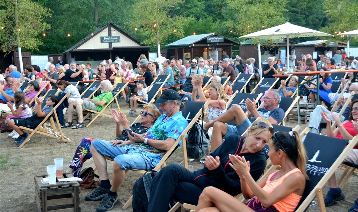 Mühlackers Sommerfestival legt perfekten Start hin Das freut den gastgebenden Verein: Das Publikum ist sofort zurück an der stillen Enz. Fotos: Stahlfeld