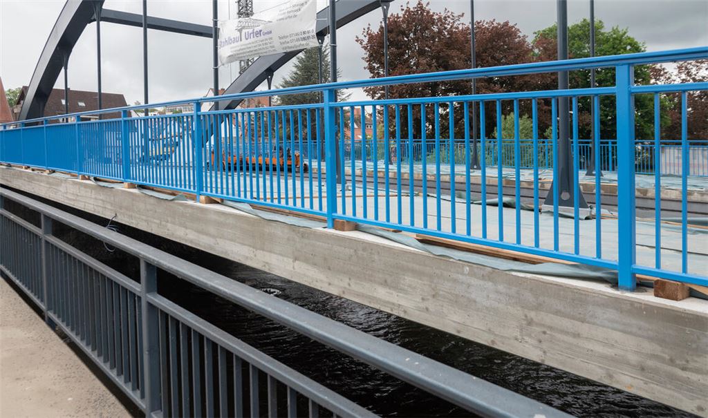 Das grelle Blau am Geländer der neuen Herrenwagbrücke gefällt nicht jedem. Es soll laut Regierungspräsidium auch noch nicht der farbliche Endzustand sein. Foto: Fotomoment
