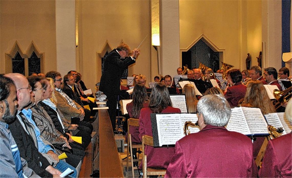 Das große Blasorchester brilliert unter der Leitung von Musikdirektor Horst Bartmann.