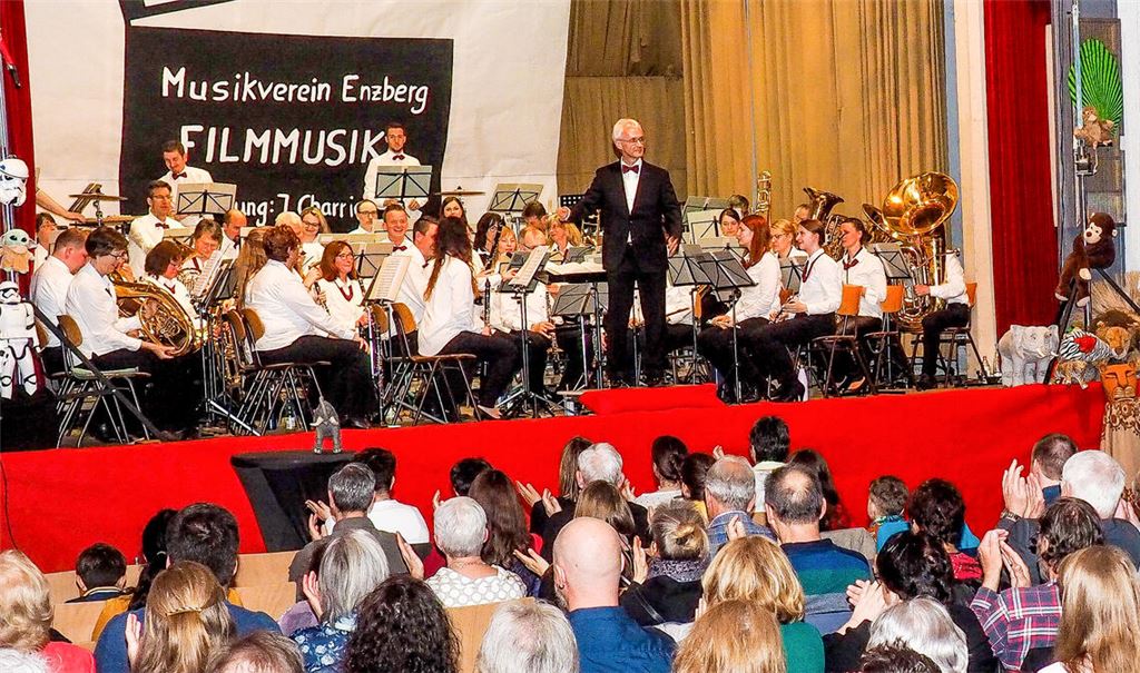 Das große Blasorchester des MV Enzberg begeistert bei seinem Frühjahrskonzert das Publikum mit bekannten Filmmelodien. Fotos: Müller