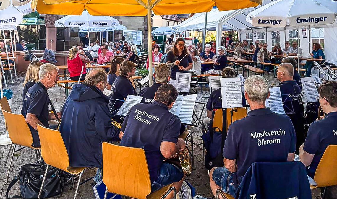 Das große Blasorchester des MV unterhält die Gäste bei der Hocketse. Foto: privat