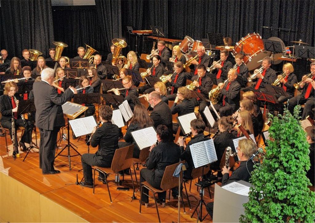 Das große Blasorchester des Musikvereins Freudenstein unter Leitung von Bruno Gießer. Rechtes Bild: Ausnahmepianistin Fumiko Shiraga. Fotos; Appich