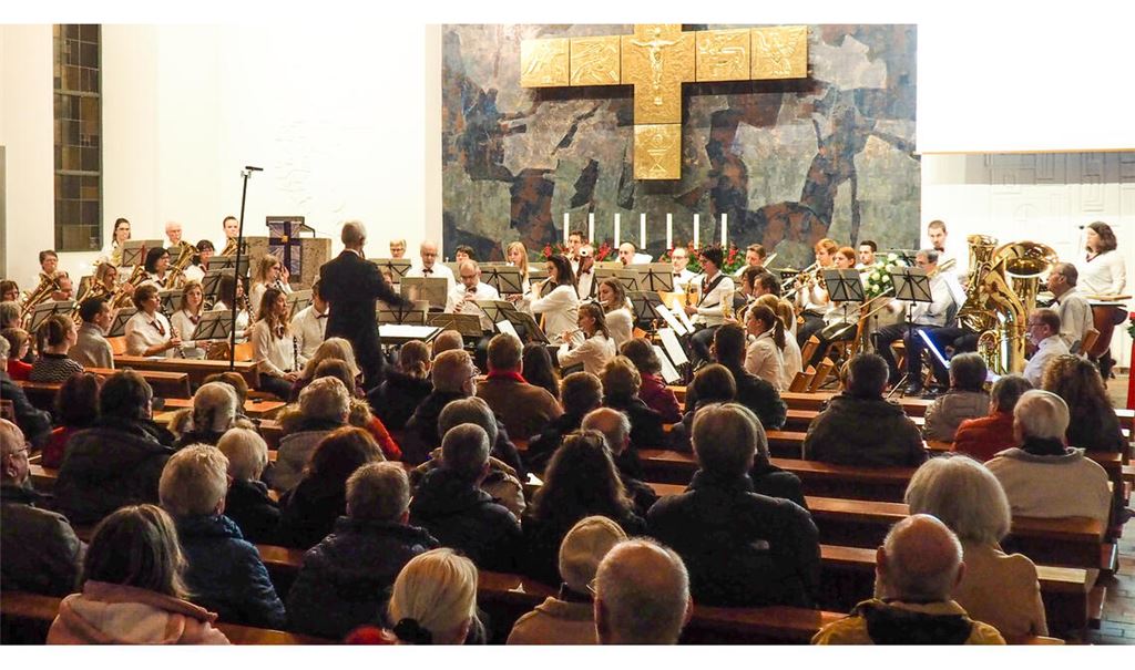 Das große Blasorchester, dirigiert von Jürgen Charrier, erfüllt die Enzberger St. Georgskirche mit weihnachtlichem Glanz. Foto: Müller