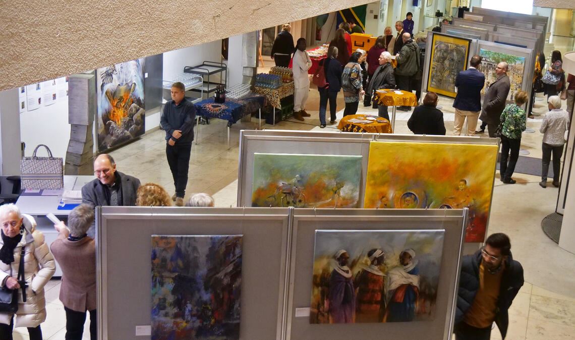 Das große Interesse an Kunst aus Tansania zeigt sich schon bei der Vernissage. Foto: Friedrich