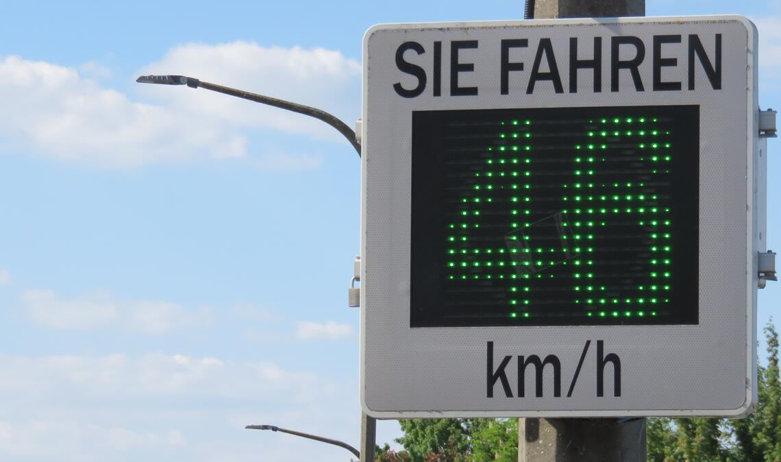 Das helle Grün, in dem die Zahl 46 hier auf der Tempo-Messtafel leuchtet, signalisiert dem Autofahrer: Alles in Ordnung. Künftig werden aber in Knittlingen und den Stadtteilen an vielen Stellen maximal 30 km/h erlaubt sein. Foto: Becker