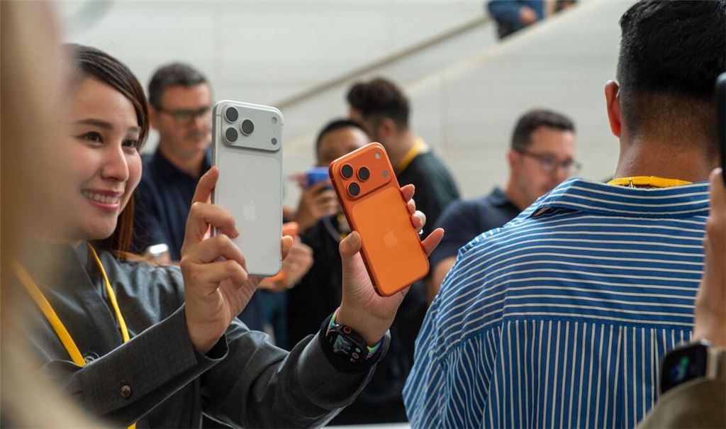 Das iPhone Pro gibt es in diesem Jahr erstmals in der Farbe Orange.