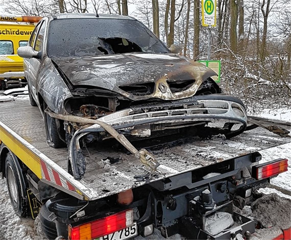 Feuerwehr löscht brennendes Auto
