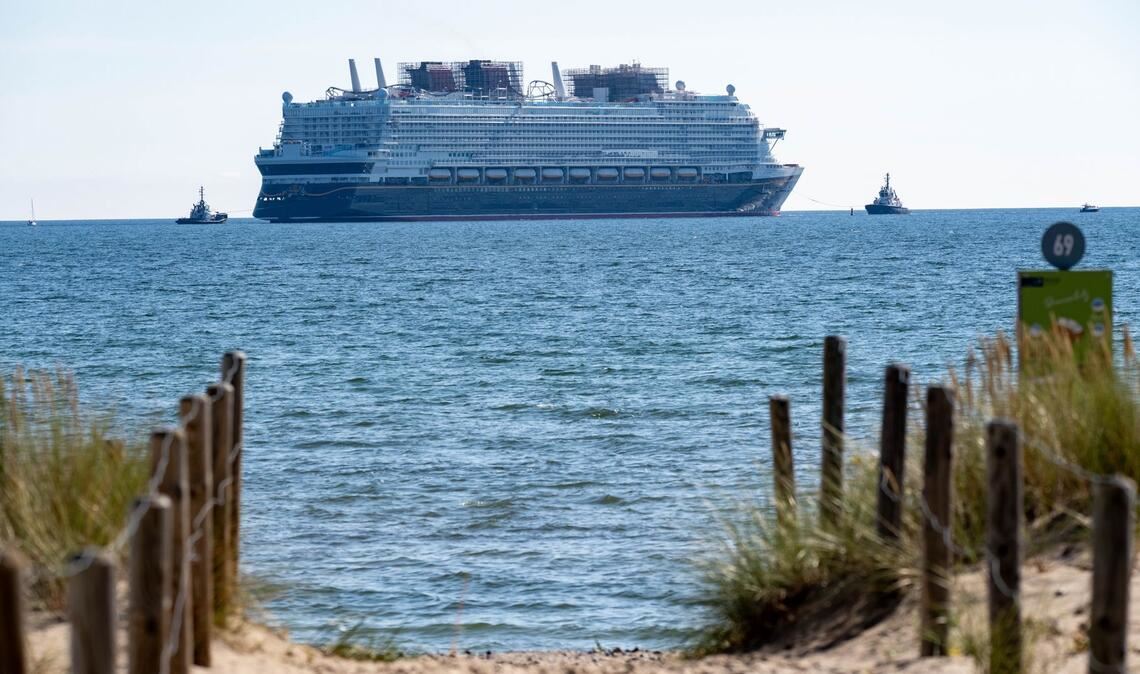 Das in der Wismarer Werft gebaute Kreuzfahrtschiff "Disney Adventure" fährt auf der Ostsee in den Hafen Mukran auf der Insel Rügen. Nach rund siebenjähriger Bauzeit startet eines der weltweit größten Kreuzfahrtschiffe zu seinen Erprobungsfahrten.