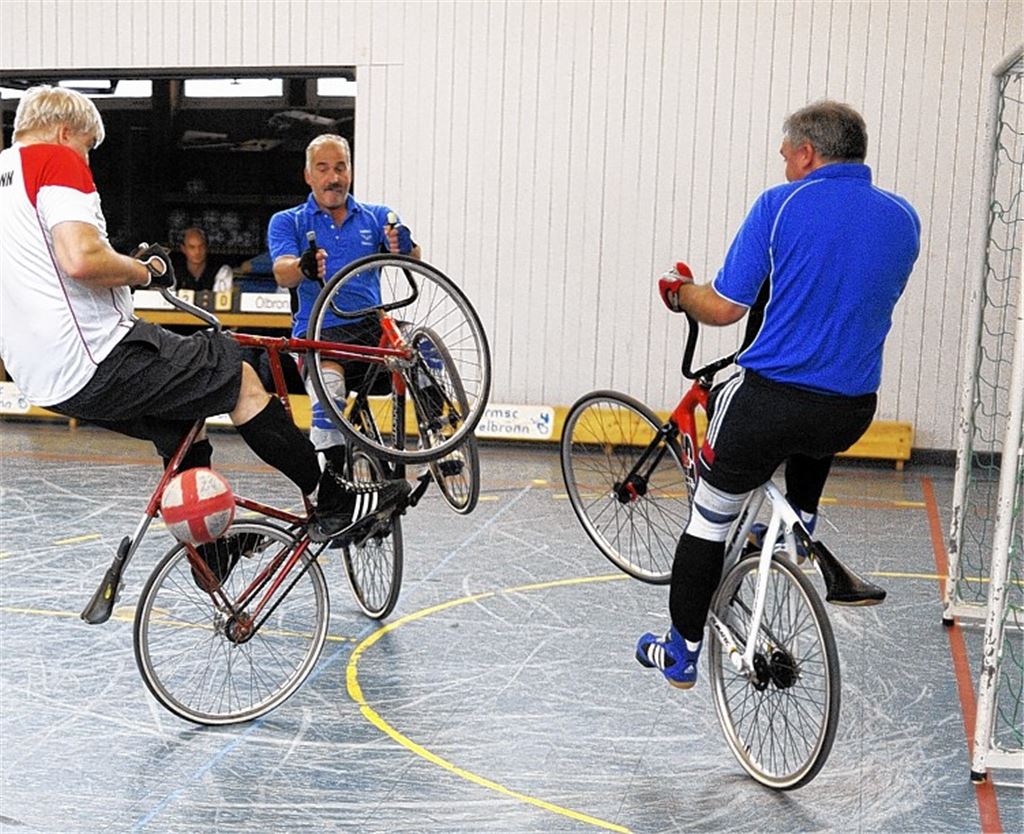 Das interne Duell geht an Ölbronn II: Martin Burger (li.) bedrängt das Tor von Ölbronn I mit German Dürrwächter und Ralf Burger. Foto: Fotomoment