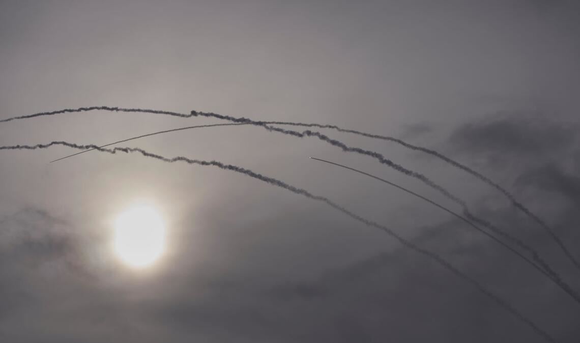 Das israelische Luftabwehrsystem Iron Dome wehrt Raketen aus dem Iran ab.