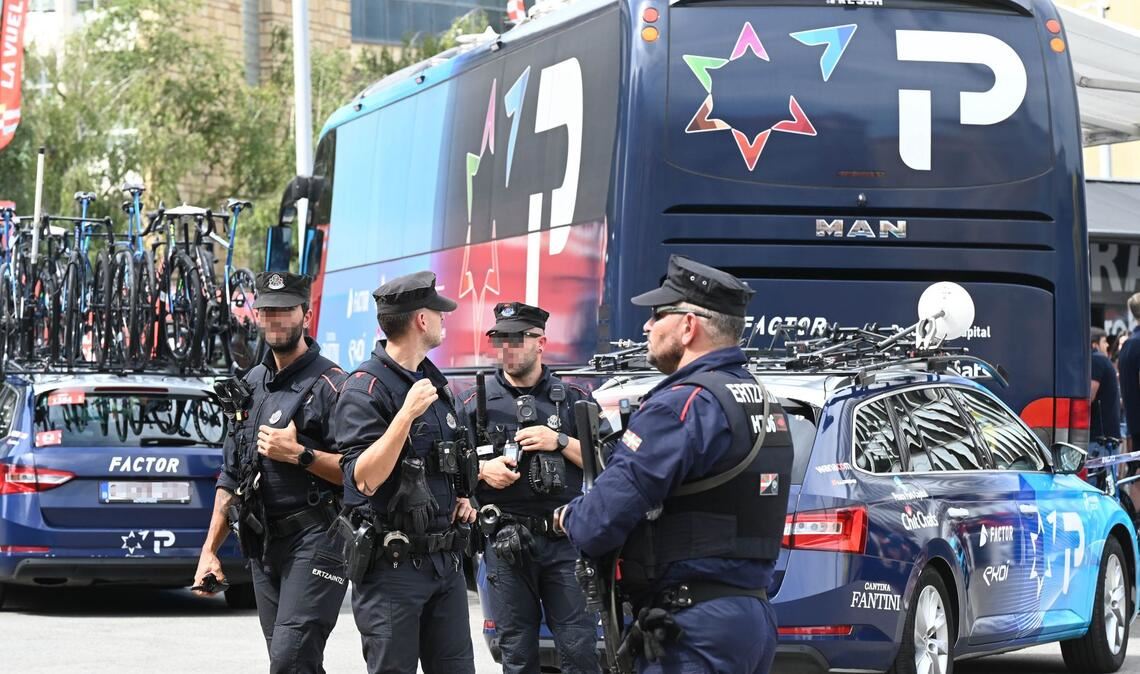 Das israelische Team steht unter Polizeischutz.