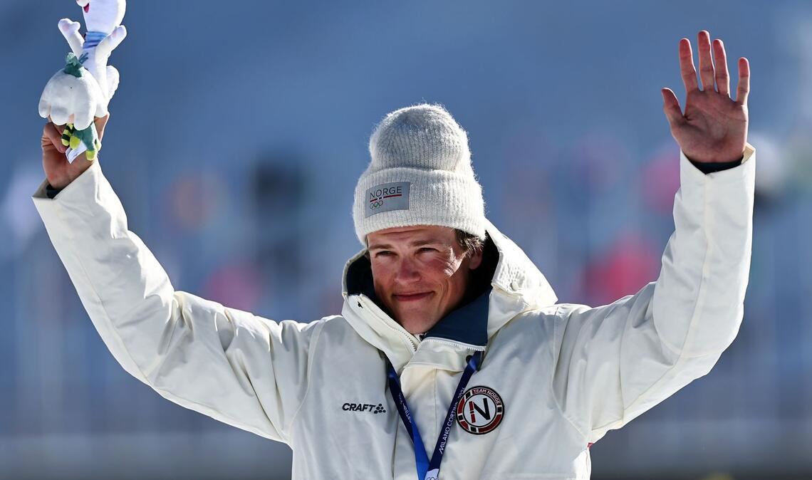 Das ist sie: Johannes Hoesflot Klaebo freut sich über seine achte Olympia-Goldmedaille.