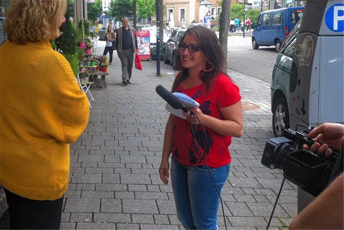 Das junge Film-Team führt Interviews mit Passanten auf der Bahnhofstraße.