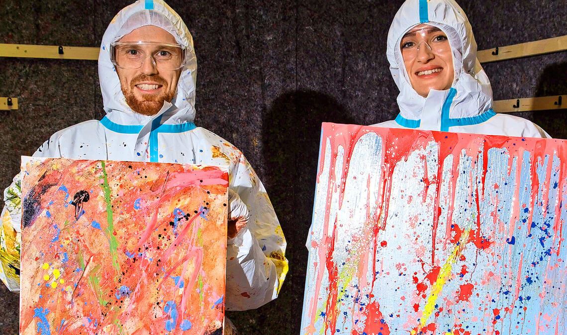 Das junge Paar Julian und Kim zeigt seine  Werke.