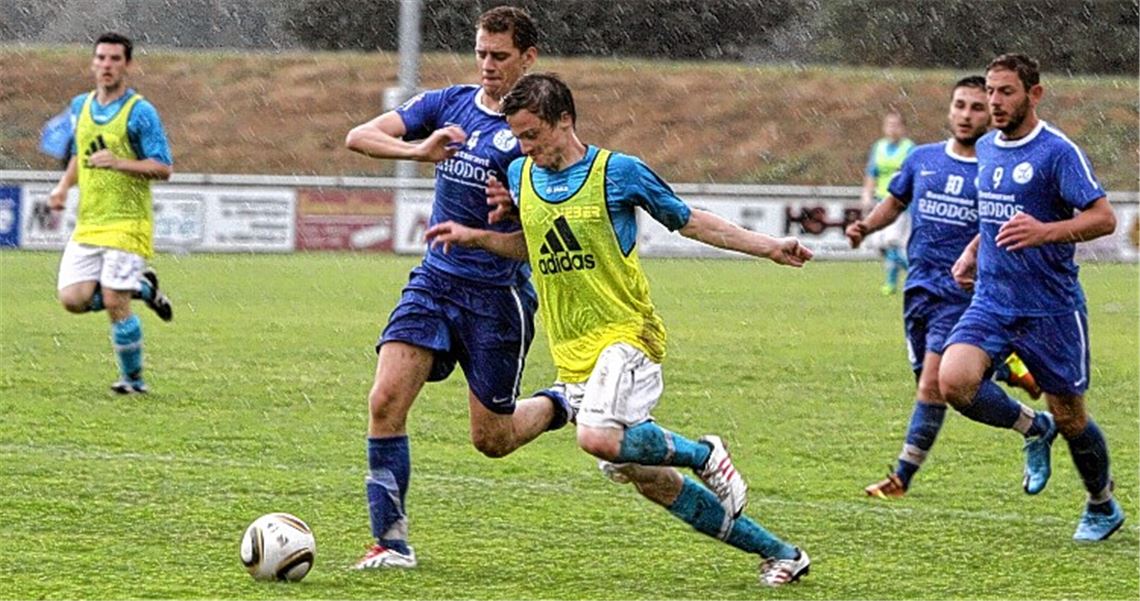 Das kampfbetonte Halbfinale zwischen Phönix (gelbe Leibchen) und den Nullachtern findet erst nach dem Seitenwechsel eine Entscheidung. Fotos: Eigner