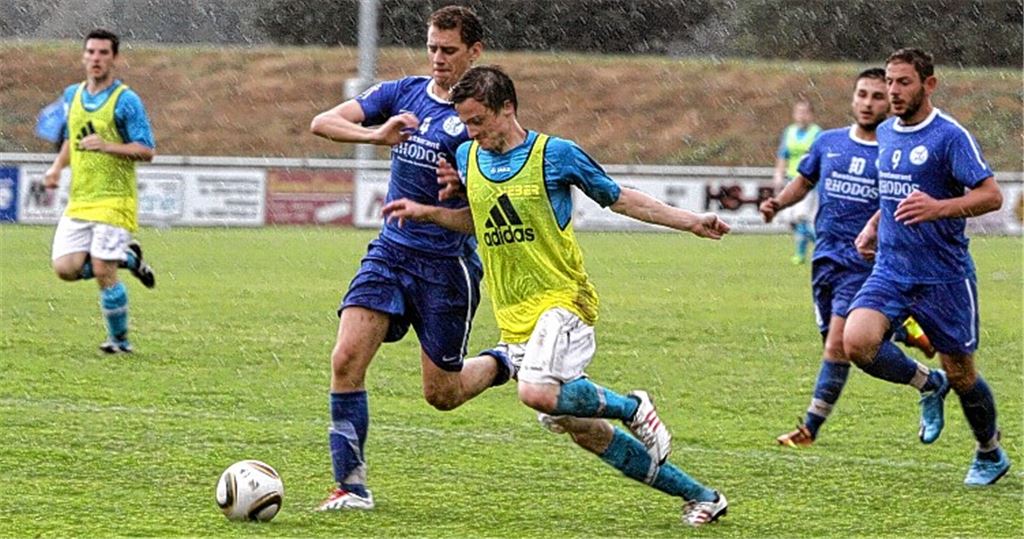 Das kampfbetonte Halbfinale zwischen Phönix (gelbe Leibchen) und den Nullachtern findet erst nach dem Seitenwechsel eine Entscheidung. Fotos: Eigner