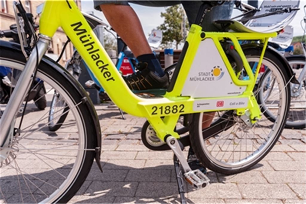 Das knallgelbe Mühlacker-Rad kann laut Stadt wie die fünf Pedelcs per Polygo-Card, App oder Telefon ausgeliehen werden. Foto: Fotomoment