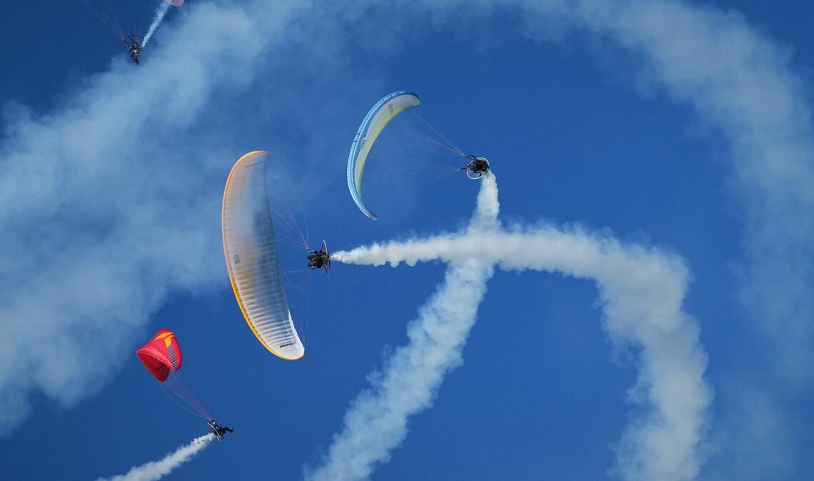 Das lettische „Storm Riders Paramotors“-Team tritt im Rahmen der Baltic International Airshow 2026 auf dem Flugplatz Spilve in der Nähe der lettischen Hauptstadt Riga auf.
