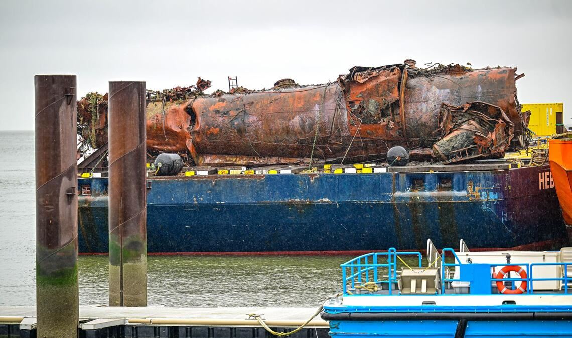 Das mehr als 100 Jahre alte deutsche U-Boot-Wrack liegt im Hafen von Cuxhaven. Es handelt sich um das 1919 nördlich der zu Hamburg gehörenden Insel Scharhörn gesunkene U-Boot U16 der Kaiserlichen Marine.
