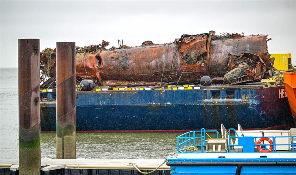 Das mehr als 100 Jahre alte deutsche U-Boot-Wrack liegt im Hafen von Cuxhaven. Es handelt sich um das 1919 nördlich der zu Hamburg gehörenden Insel Scharhörn gesunkene U-Boot U16 der Kaiserlichen Marine.