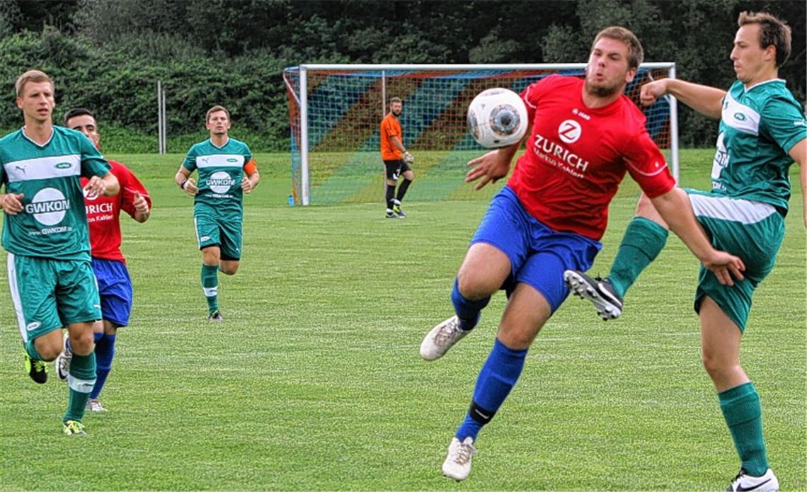 Das meiste Geschehen zwischen Ötisheim und Zaisersweiher spielt sich abseits der Strafräume ab, TSV-Ersatztorwart Michael Griesinger schaut von der Ferne zu. Foto: Eigner