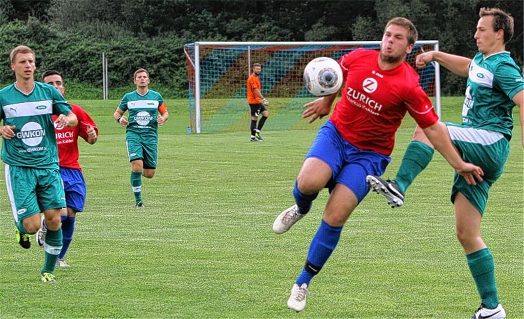 Das meiste Geschehen zwischen Ötisheim und Zaisersweiher spielt sich abseits der Strafräume ab, TSV-Ersatztorwart Michael Griesinger schaut von der Ferne zu. Foto: Eigner