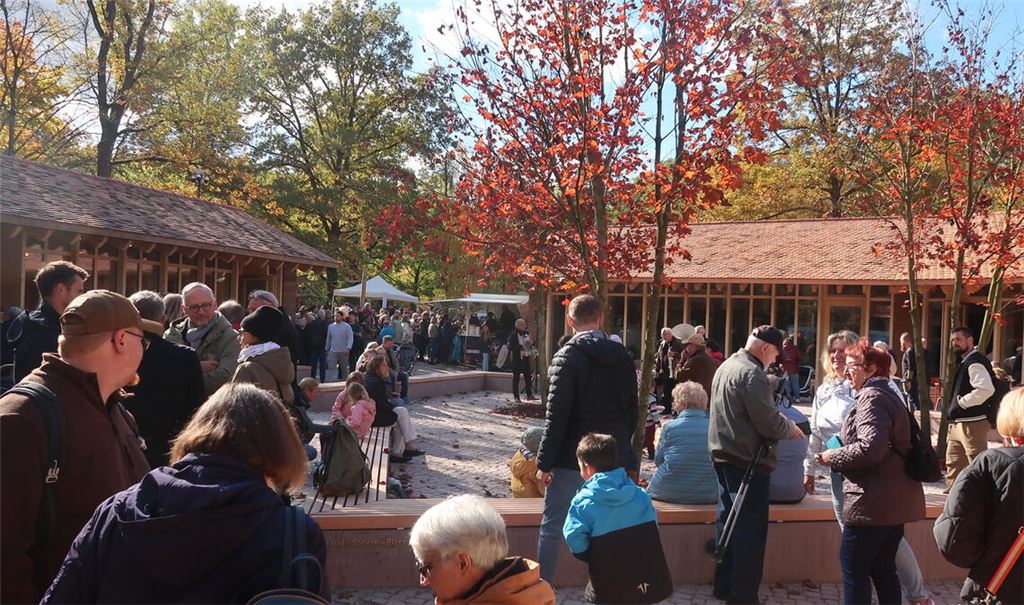Das neue Besucherzentrum im Wildpark kommt gut bei den Menschen an. Foto: Warzecha