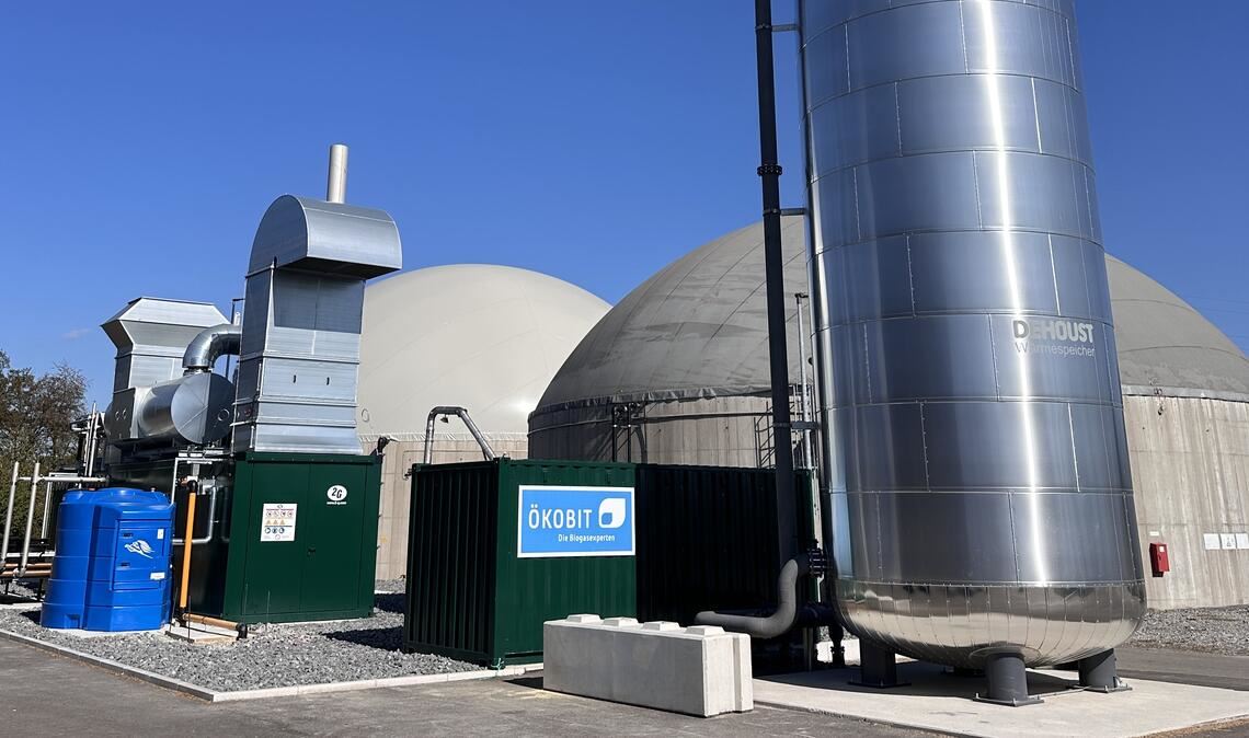 Das neue Flex-Blockheizkraftwerk der Biogasanlage der Stadtwerke Mühlacker in den Waldäckern: rechts der Wärmespeicher, in der Mitte mit der Aufschrift „Ökobit“ der Heizcontainer und links daneben der Motor des Lieferanten „2G“. Foto: Stadtwerke Mühlacker