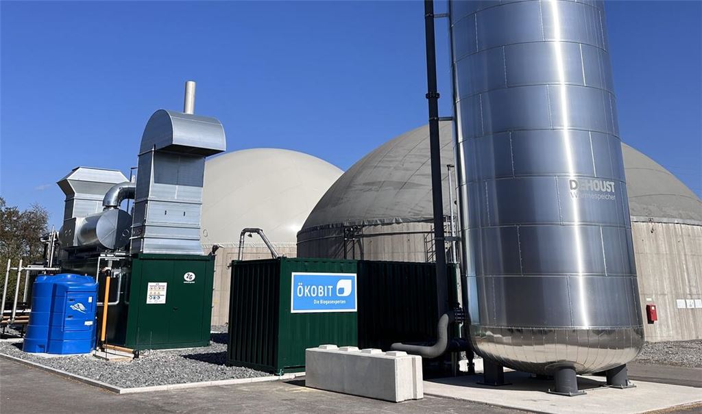Das neue Flex-Blockheizkraftwerk der Biogasanlage der Stadtwerke Mühlacker in den Waldäckern: rechts der Wärmespeicher, in der Mitte mit der Aufschrift „Ökobit“ der Heizcontainer und links daneben der Motor des Lieferanten „2G“. Foto: Stadtwerke Mühlacker