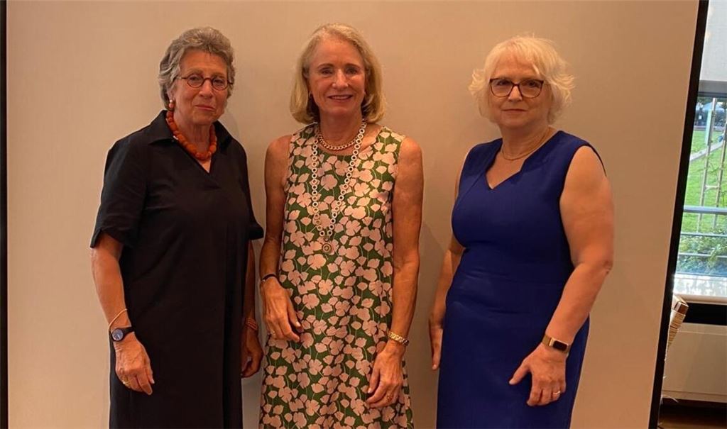 Das neue Führungsduo Gabriele von Mettenheim und Roswitha Haug mit Vorgängerin Regine Peschina-Klett (v.li.). Foto: privat