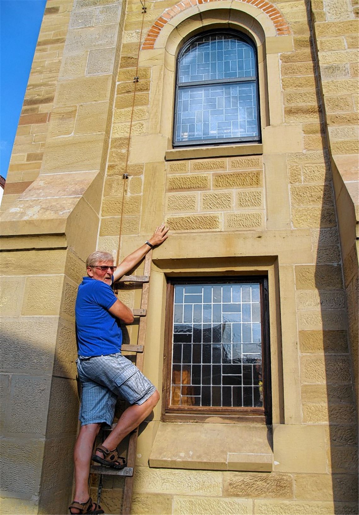 Das neue Gestein wurde mit der aufwendigen Oberflächenbearbeitung genau dem vorhandenen Gestein angepasst. „Neu ist von alt kaum zu unterscheiden“, lobt Roland Suedes. Foto: Filitz