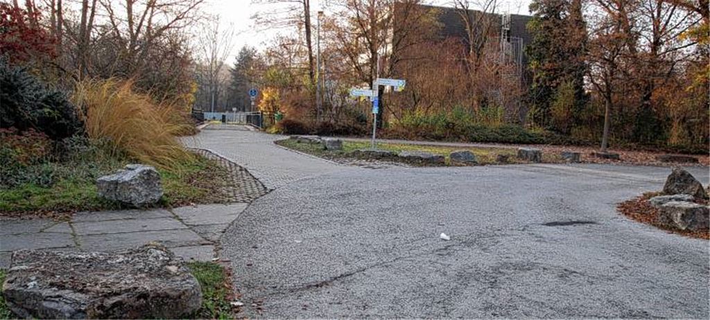 Das neue Jugendhaus soll beim Steg über den Erlenbach gebaut werden. 