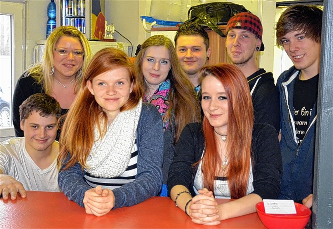Das neue Leitungsteam des Ötisheimer Jugendtreffs und Jugendpflegerin Nathalie Pavan (2.v.li.) freuen sich auf die bevorstehenden Aktionen im „Little Aize. Foto: Bischoff-Krappel