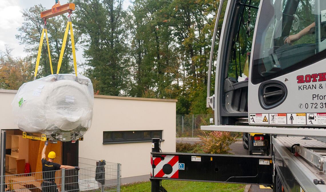 Der tonnenschwere „Neue“ ist da Das neue MRT-Gerät schwebt ein. Fotos: Fotomoment