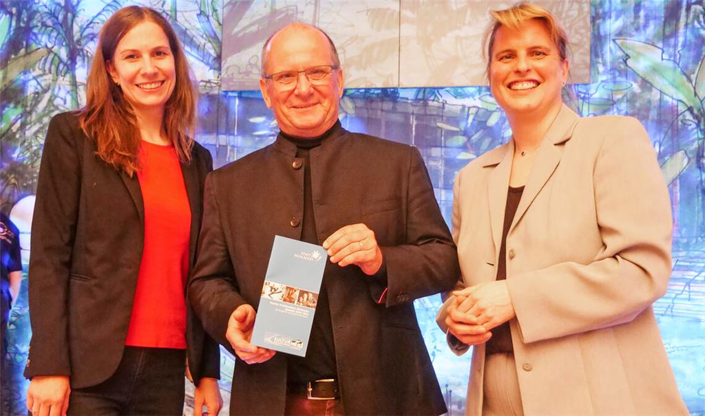 Das neue Programm biete zwischen Theater, Magie und Musical für jeden etwas, versichern Diana Schmitt (li.), Winfried Abicht und Dr. Martina Terp-Schunter. Foto: Friedrich