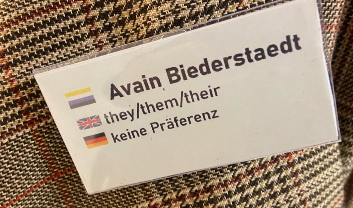 Das neue Selbstbestimmungsgesetz können Transgeschlechtliche, intergeschlechtliche und nichtbinäre Menschen in Anspruch nehmen und den Eintrag über ihr Geschlecht und auch ihre Vornamen bei den Behörden ändern lassen – wie AnasthaZia Biederstaedt, die nun Avain Biederstaedt heißt. Nicht-binäre Menschen wie Avain Biederstaedt verstehen sich nicht als männlich oder weiblich. Die Sprache entwickelt sich noch. Es gibt verschiedene Möglichkeiten, die anstelle des Personalpronomens der dritten Person treten könnten. Fotos: Stahlfeld