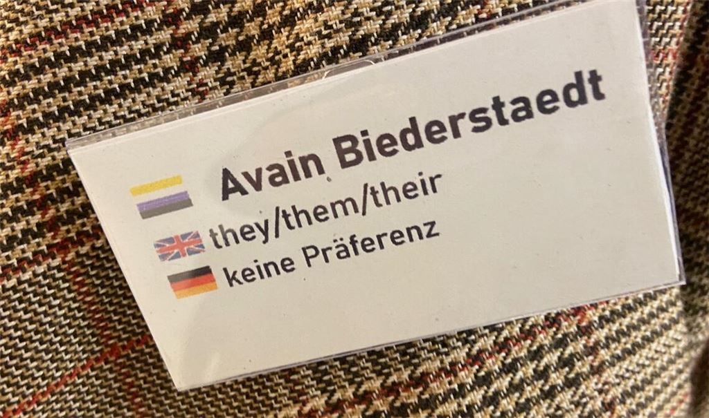 Das neue Selbstbestimmungsgesetz können Transgeschlechtliche, intergeschlechtliche und nichtbinäre Menschen in Anspruch nehmen und den Eintrag über ihr Geschlecht und auch ihre Vornamen bei den Behörden ändern lassen – wie AnasthaZia Biederstaedt, die nun Avain Biederstaedt heißt. Nicht-binäre Menschen wie Avain Biederstaedt verstehen sich nicht als männlich oder weiblich. Die Sprache entwickelt sich noch. Es gibt verschiedene Möglichkeiten, die anstelle des Personalpronomens der dritten Person treten könnten. Fotos: Stahlfeld