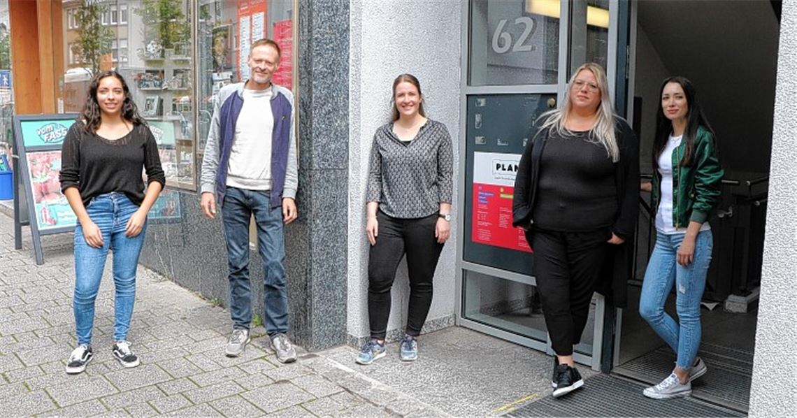 Das neue Team stellt sich vor (v. li.): Clarissa Kraft, Fachbereichsleiter Bernd Schön, Natalie Bastian, Nathalie Pavan und Anke Nowak. Foto: Willimek