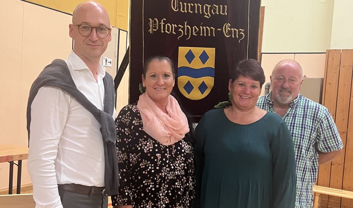 Das neue, alte Führungsteam des Turngaus Pforzheim-Enz – Philippe A. Singer, Christine Hornung, Barbara Shaghaghi und Jörg Hasenauer (von links) – kümmern sich als neues, altes Führungsteam auch weiterhin um die Belange der Vereine im Turngau Pforzheim-Enz, wie zum Beispiel um die der Turner des TV Nöttingen (linkes Bild). Fotos: privat, Archiv