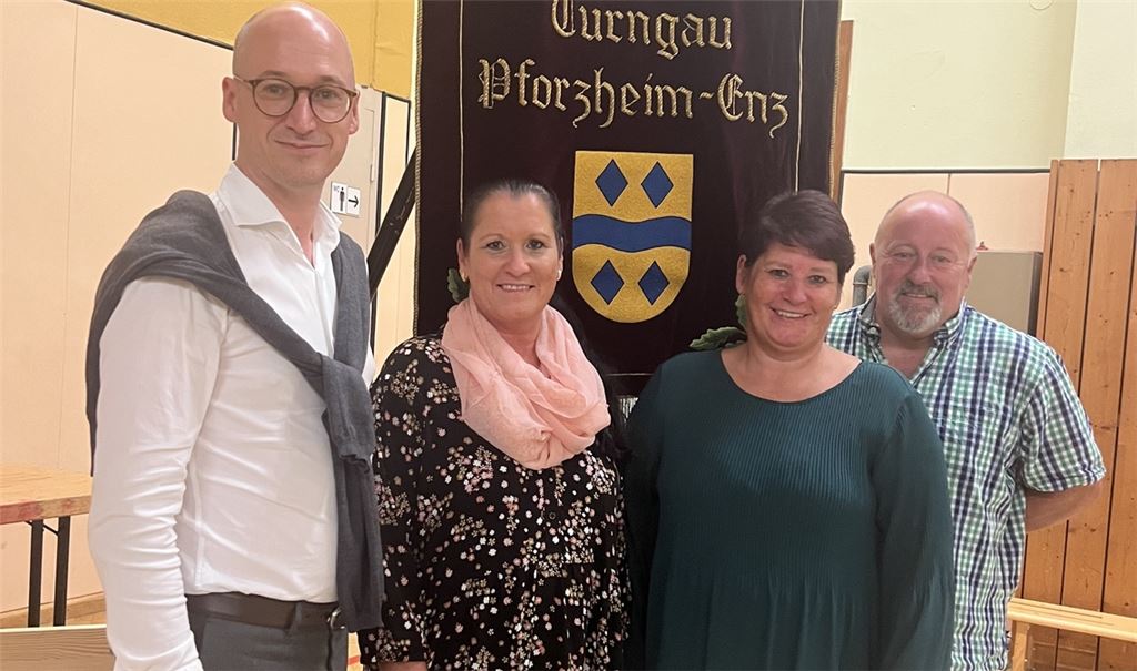 Das neue, alte Führungsteam des Turngaus Pforzheim-Enz – Philippe A. Singer, Christine Hornung, Barbara Shaghaghi und Jörg Hasenauer (von links) – kümmern sich als neues, altes Führungsteam auch weiterhin um die Belange der Vereine im Turngau Pforzheim-Enz, wie zum Beispiel um die der Turner des TV Nöttingen (linkes Bild). Fotos: privat, Archiv