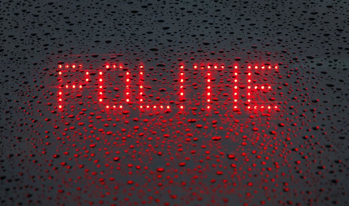 Das niederländische Wort für "Polizei": Die Polizei ermittelt im Fall eines Bootsunglücks.