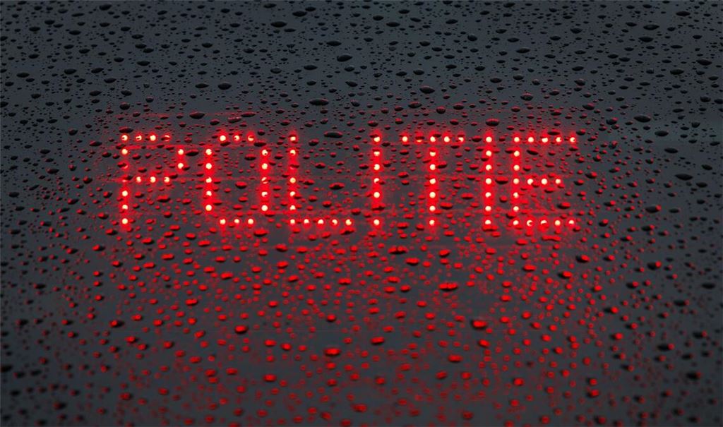 Das niederländische Wort für "Polizei": Die Polizei ermittelt im Fall eines Bootsunglücks.