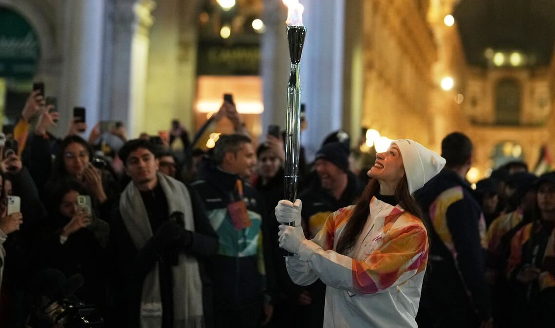 Das olympische Feuer ist bereits in Mailand, Balletttänzerin Nicoletta Manni trägt hier die Fackel.