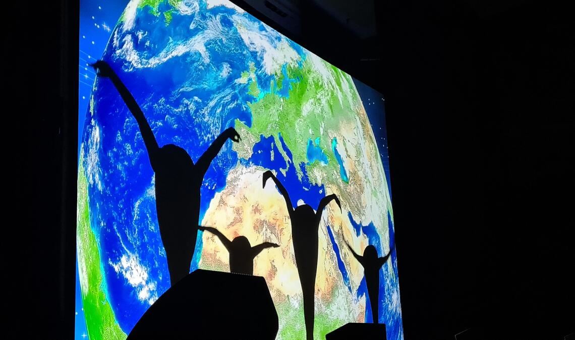 Das preisgekrönte Schattentheater „Moving Shadows“ nimmt das Publikum bei der „Sparkassen-Shownight“ mit auf eine Weltreise. Fotos: Metzbaur